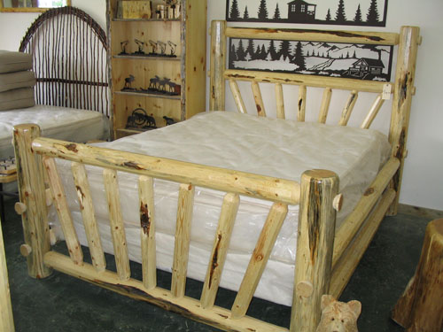 Clean Peal Iron Sceen Bed with Wagon Wheel